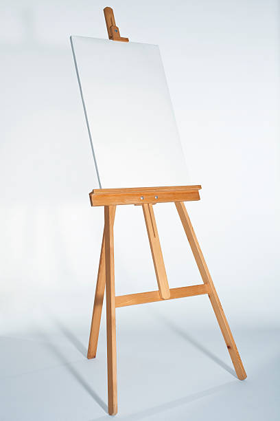 cavalete com vertical bordo - easel blackboard isolated wood - fotografias e filmes do acervo