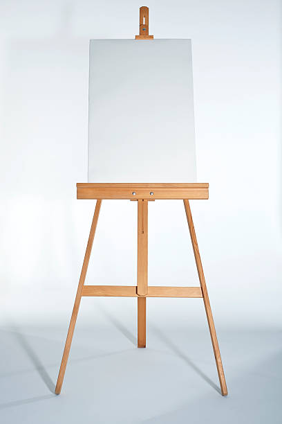 cavalete com vertical bordo - easel blackboard isolated wood - fotografias e filmes do acervo