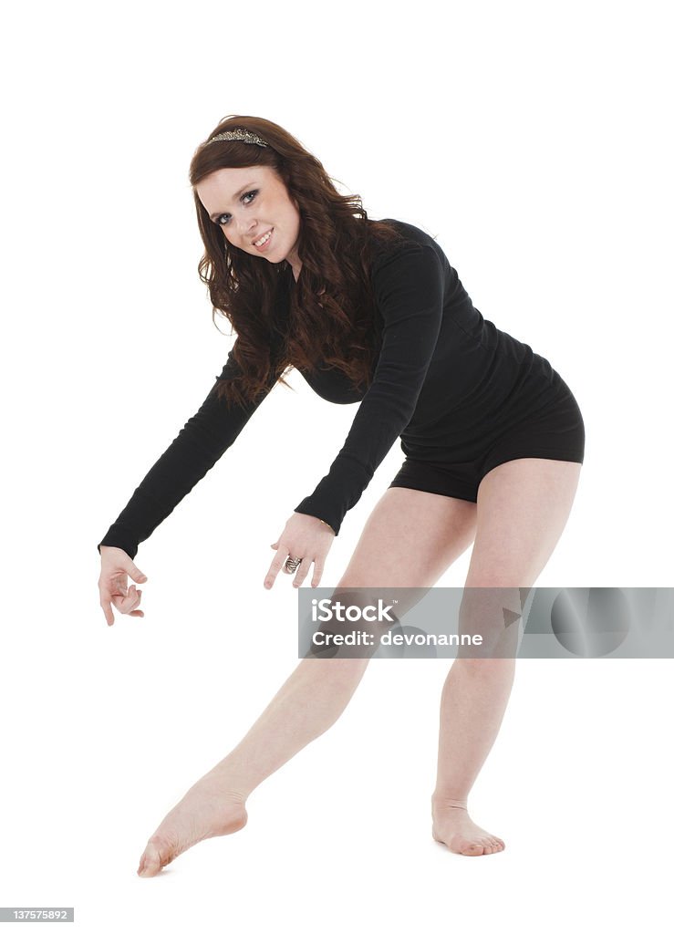 Tancerz rozciąganie i wskazywać stopy - Zbiór zdjęć royalty-free (Białe tło)
