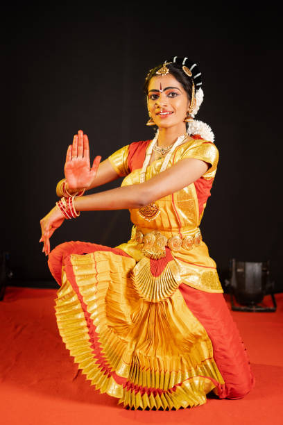 danseur traditionnel bharatanatyam montrant un geste de la main ou une pose shiva sur scène - concept de mudra ou asana, culture indienne et danseur classique - women relaxation tranquil scene elegance photos et images de collection