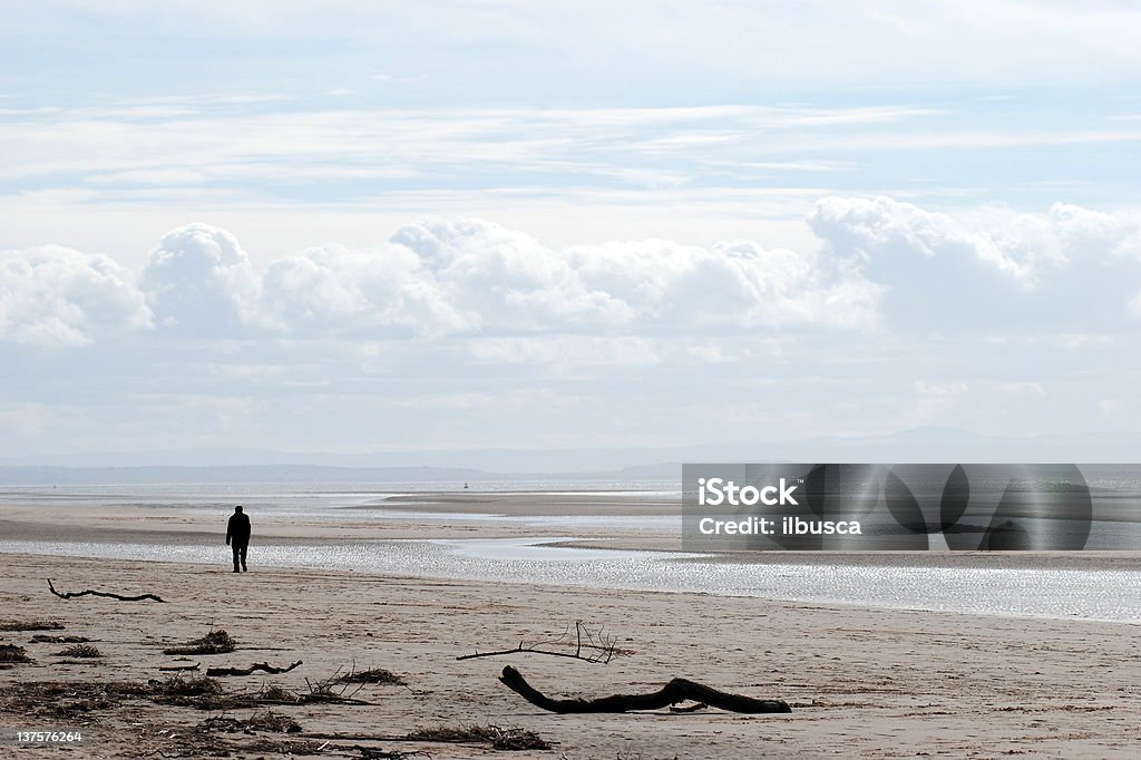 Mężczyzna sylwetka na plaży - Zbiór zdjęć royalty-free (Anglia)