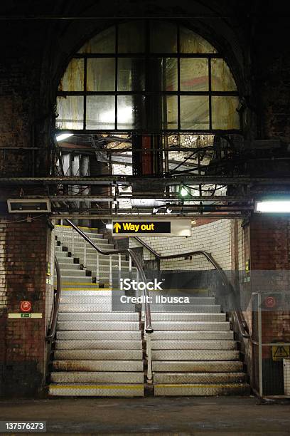 Saída Escada Metro - Fotografias de stock e mais imagens de Néon - Néon, Amarelo, Assustador