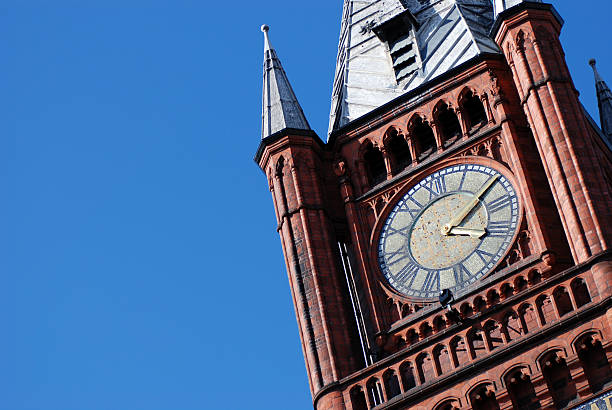 a universidade de liverpool victoria relógio grande edifício - clock clock tower built structure brick imagens e fotografias de stock