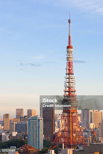 Torre De Tóquio - Fotografias de stock e mais imagens de Anoitecer - Anoitecer, Ao Ar Livre, Arranha-céu