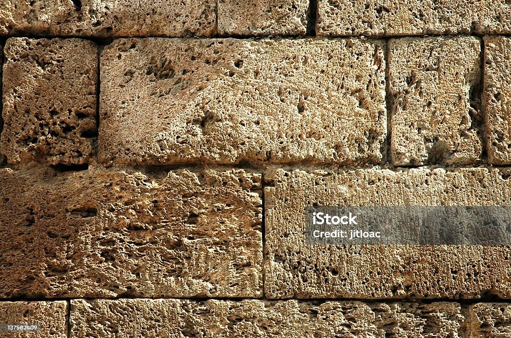 Starych Zniszczony przez warunki atmosferyczne Mur Twierdzy szczegół tło tekstura płótna - Zbiór zdjęć royalty-free (Cegła)