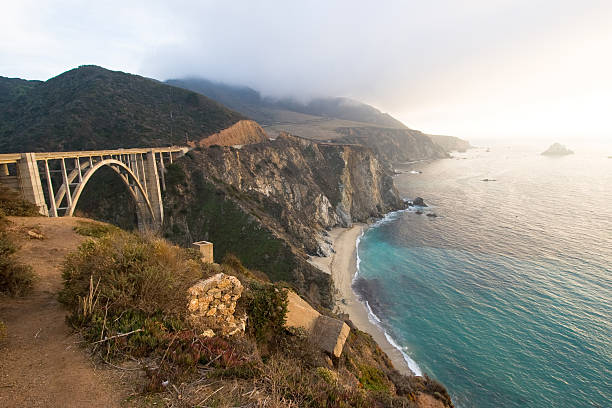 Costa da Califórnia e Route 1 Bridge - foto de acervo