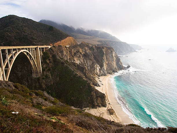 Costa da Califórnia e Route 1 Bridge - foto de acervo