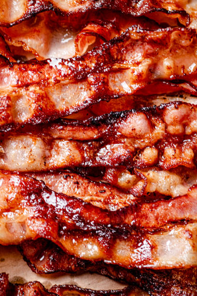 tiras de tocino frito fragante. fondo de macro. - roasted macro freshness vertical fotografías e imágenes de stock