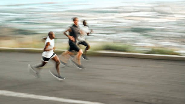 tiro de um grupo de homens exercitando-se na natureza - running sprinting blurred motion men - fotografias e filmes do acervo