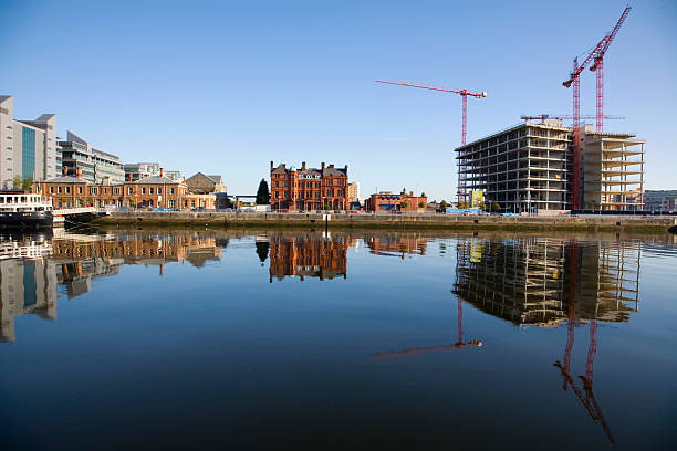 docklands de dublin - building exterior built structure pier water photos et images de collection