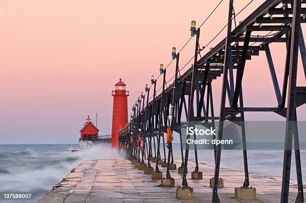 Dawn Grand Haven Lighthouse - zdjęcia stockowe i więcej obrazów Grand Haven - Grand Haven, Latarnia morska, Ameryka Północna