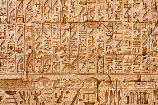 Jeroglíficos egipcios en la pared photo