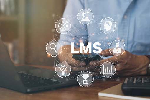 Hombre de negocios que usa un teléfono para LMS - Learning Management System ícono web para lecciones y educación en línea, curso, aplicación, estudio, aprendizaje electrónico, conocimiento en todas partes y en todo momento 