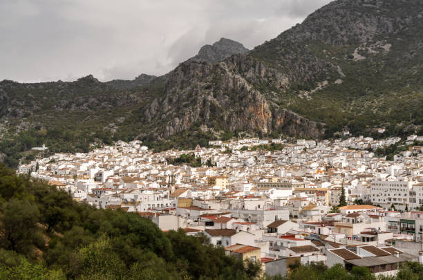 widok na idylliczne bielone andaluzyjskie miasto ubrique w parku przyrody los alcornocales - ubrique zdjęcia i obrazy z banku zdjęć