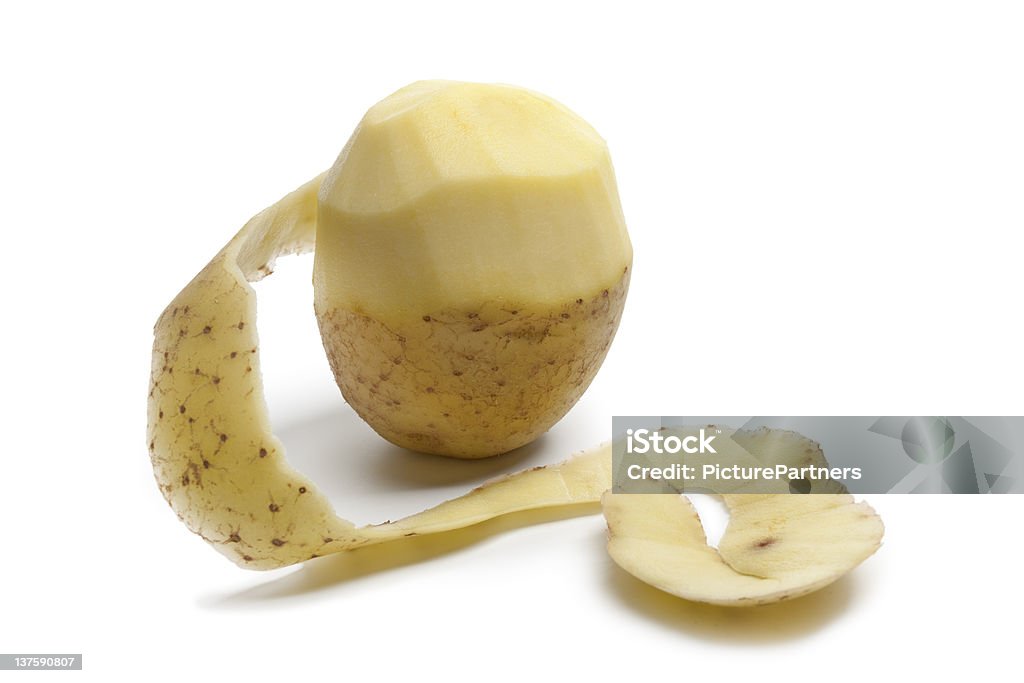 Pół obrane świeżych ziemniaków - Zbiór zdjęć royalty-free (Ziemniak)