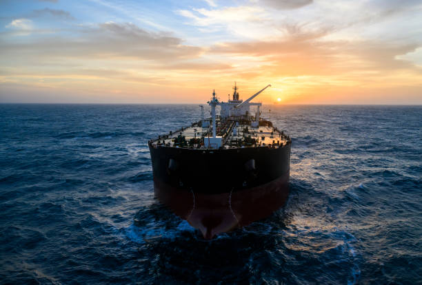 la petroliera in alto mare - petroliera nave cisterna foto e immagini stock