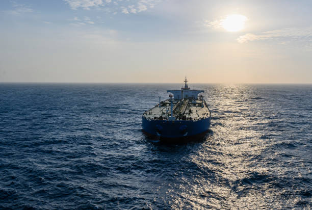 el petrolero en alta mar - buque tanque petrolero fotografías e imágenes de stock