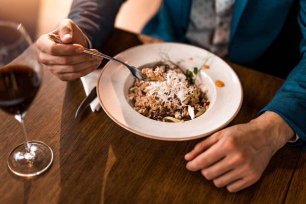 primo piano di un uomo elegante che pranza in un ristorante. - flavored rice foto e immagini stock