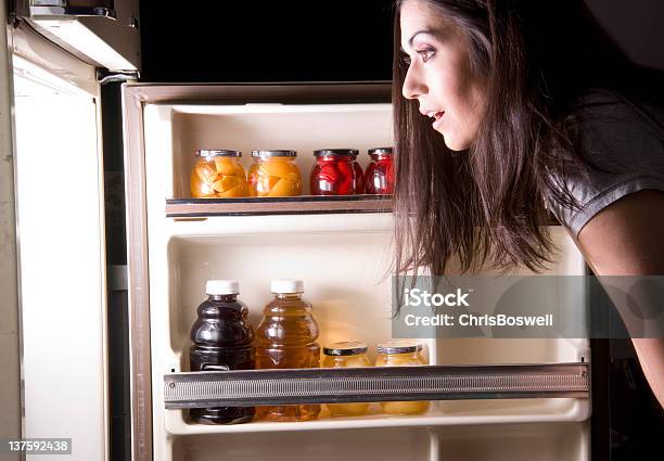 냉장고 불법침입 뽀샤시 슬리피 여자 불면증 검색 음식 스낵임을 숙박 밤-하루 시간대에 대한 스톡 사진 및 기타 이미지 - 밤-하루 시간대, 스낵, 냉장고