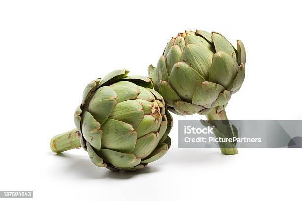 Artichokes Frescas Foto de stock y más banco de imágenes de Alcachofa - Alcachofa, Alimento, Crudo