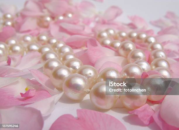 Perlas Foto de stock y más banco de imágenes de Collar de perlas - Joyas - Collar de perlas - Joyas, Perla, Fondos