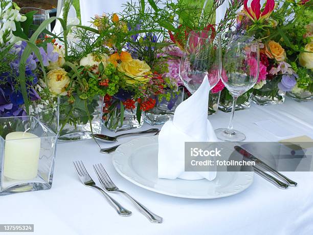 Hochzeitstischanordnung Stockfoto und mehr Bilder von Besonderes Lebensereignis - Besonderes Lebensereignis, Blume, Blumenbouqet