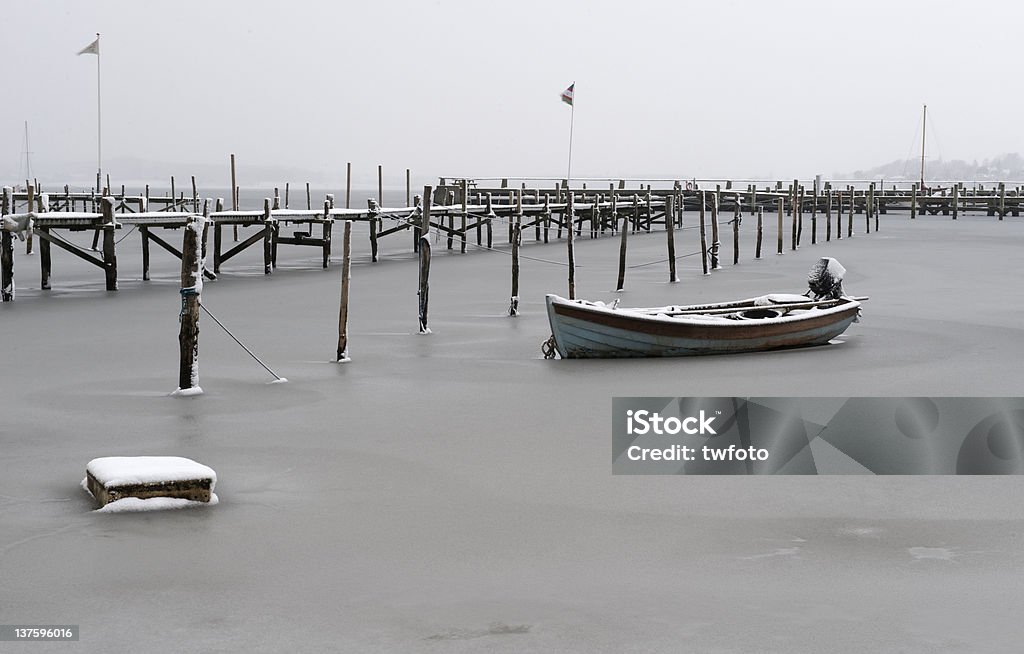 Bateau à rames sur glace à l'eau - Photo de Hiver libre de droits