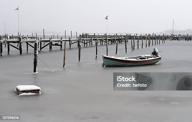 Photo libre de droit de Bateau À Rames Sur Glace À Leau banque d'images et plus d'images libres de droit de Hiver - Hiver, Roskilde - Danemark, Roskilde - Fjord