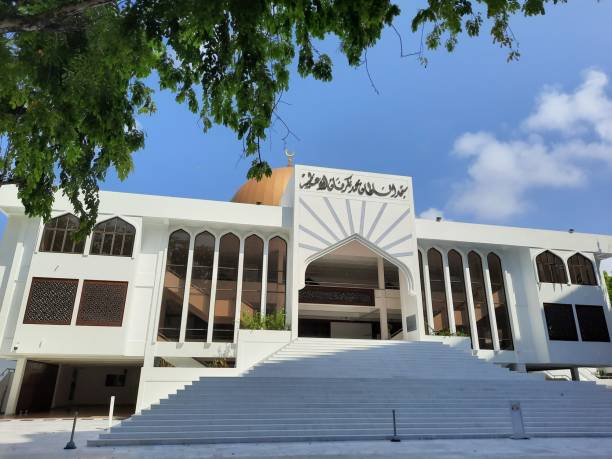 belle vue sur la grande mosquée du vendredi, maldives - friday mosque photos et images de collection