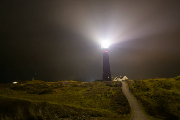 phare de schiermonnikoog, l’une des îles des wadden aux pays-bas la nuit - dark light beam beacon projection photos et images de collection