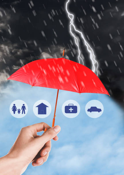 concepto de seguro. mujer protegiendo ilustraciones con paraguas rojo de la tormenta, primer plano - protection insurance dark rain fotografías e imágenes de stock
