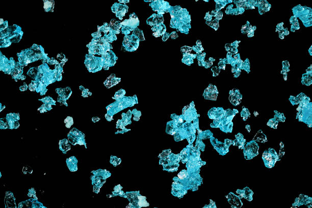 cristaux de sulfate de cuivre bleu sous 4x grossissement du microscope largeur de l’image 9mm - crystallization photos et images de collection
