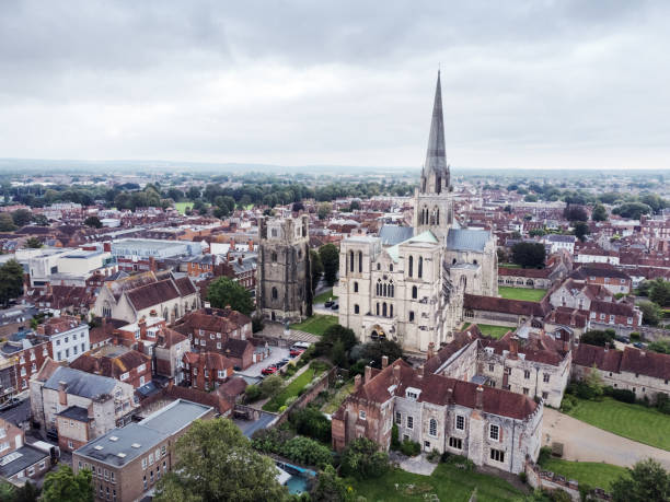 imagem de uma catedral chichester de cima da cidade - chichester england - fotografias e filmes do acervo