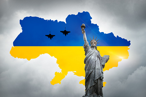 Un mapa de Ucrania y su bandera con un símbolo de libertad photo