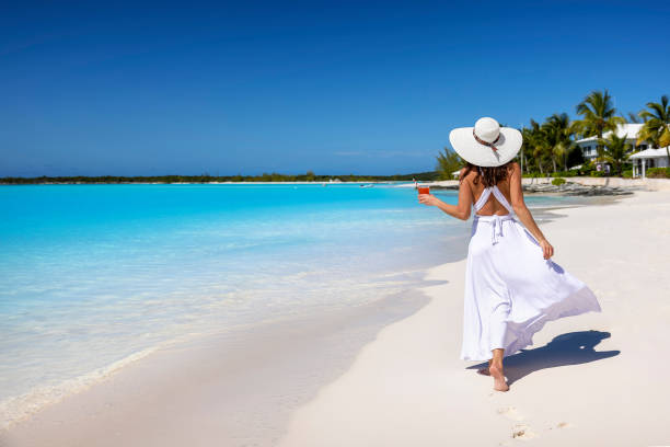 Mujer Joven En Vestido Blanco Verano Caminar En La Playa - Banco de fotos e  imágenes de stock - iStock