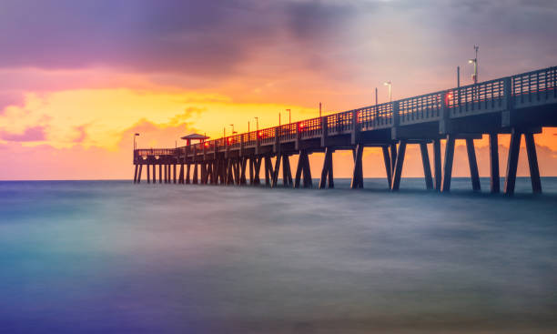 dania beach pier florida amanecer - city of sunrise fotos fotografías e imágenes de stock
