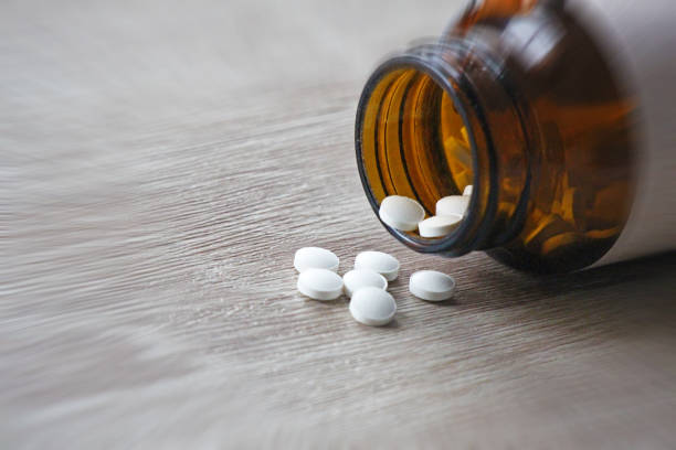 一般的な白い丸薬の瓶 - vitamin a nutritional supplement pill capsule ストックフォトと画像