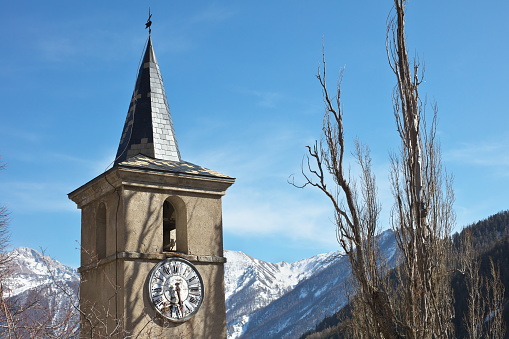 Mélezen, 1650m above sea level, is a hamlet located in the Alpes-de-Haute-Provence between Saint-Paul-sur-Ubaye and the Col de Vars.

The bell tower leaning against an old cure was raised one floor in the 19th century