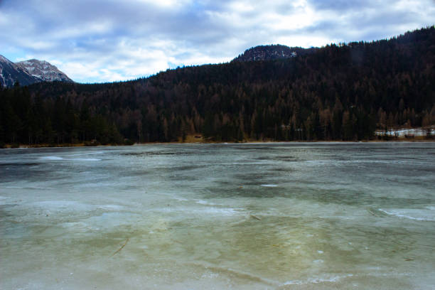 lago ghiacciato lautersee a mittenwald - lautersee lake foto e immagini stock