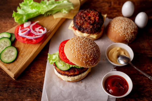 składniki na hamburgera, cheeseburgera. drewniane tło. hamburger do domowej kuchni. koncepcja żywności. dzień hamburgera. - food elegance cutlet restaurant zdjęcia i obrazy z banku zdjęć