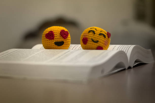 Ccrochet emoticons of love reading a book