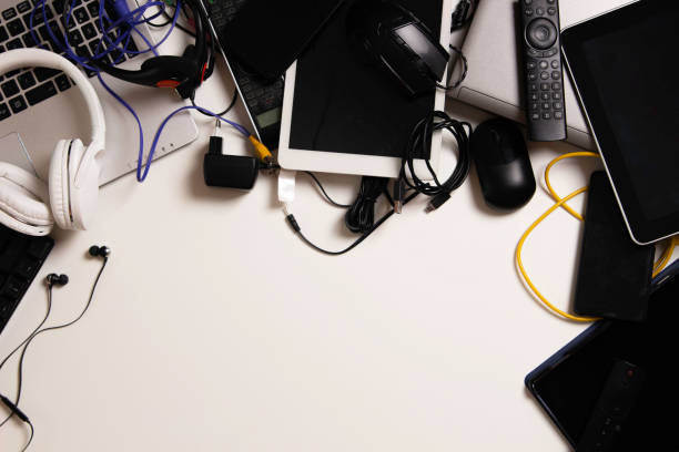 vue de dessus sur les vieux ordinateurs portables, les tablettes numériques, les téléphones mobiles, de nombreux gadgets électroniques usagés sur une table blanche. obsolescence programmée, concept de déchets électroniques pour le recyclage - telephone keypad old white photos et images de collection