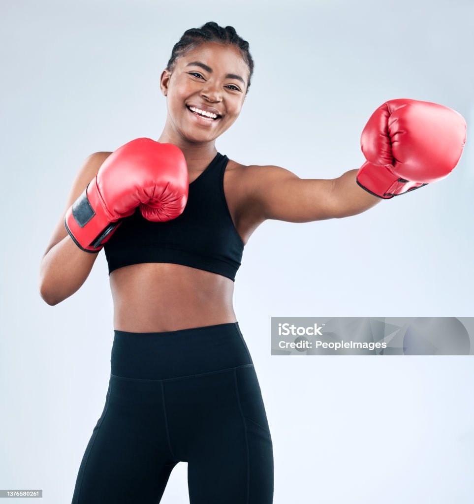 Studio Chụp Một Phụ Nữ Trẻ Thể Thao Đeo Găng Tay Đấm Bốc Trong Khi ...
