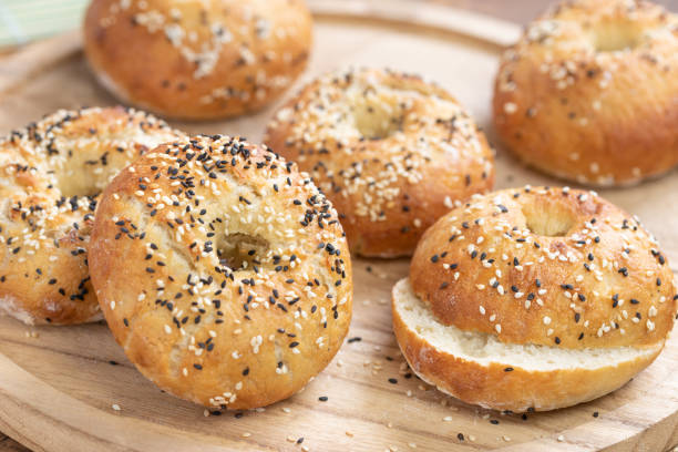 homemade bagels in a canvas basket - fotografia de stock