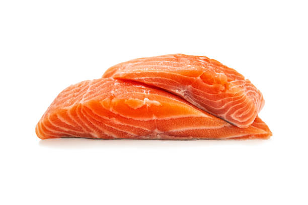świeże ryby łososiowe wyizolowane na białym tle - chinook salmon zdjęcia i obrazy z banku zdjęć
