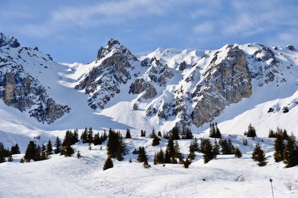 schneebedeckter berg in französischen alpen - mont blanc ski slope european alps mountain range stock-fotos und bilder