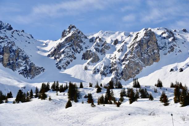 montanha coberta de neve nos alpes franceses - mont blanc ski slope european alps mountain range - fotografias e filmes do acervo