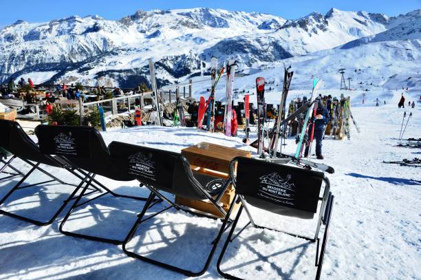Winter cafe with skis o the snow Coffe break for skiing people courchevel stock pictures, royalty-free photos & images