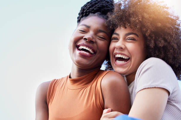 photo de deux jeunes femmes passant du temps ensemble à l’extérieur - joy cheerful happiness smiling photos et images de collection