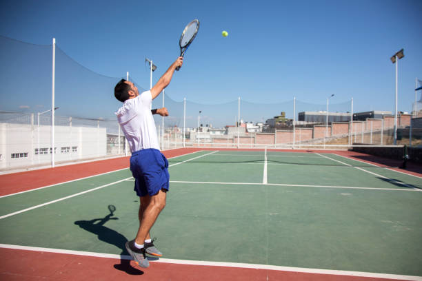 istock Hombre entrenando tenis 1376971313